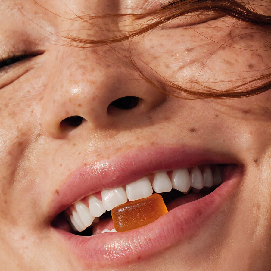 Un gummy anti-stress Naali entre les dents