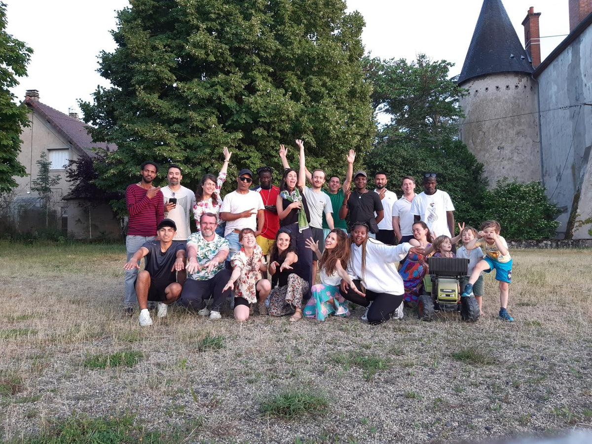Familles réunies en plein air lors d'un week-end La Chispa