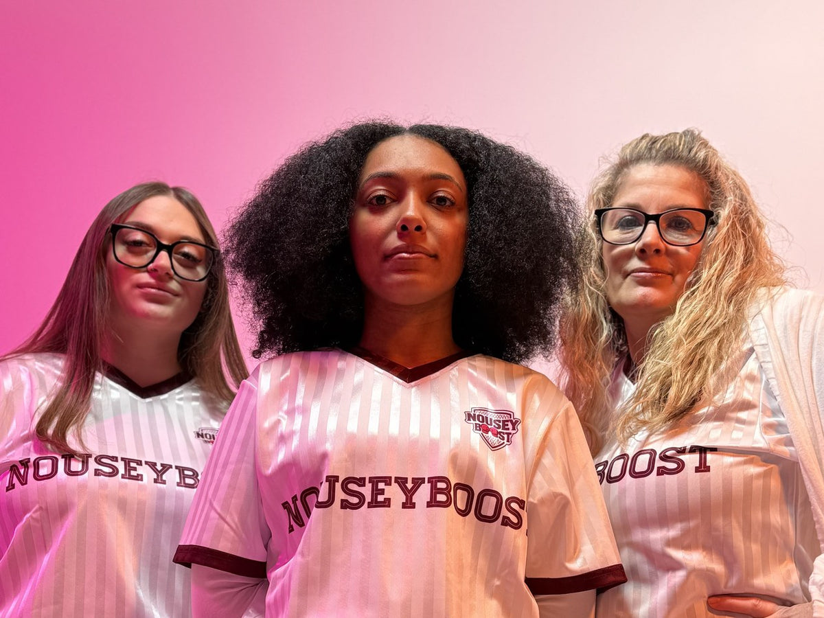 Trois participantes de Nouseyboost en maillot, sur fond rose