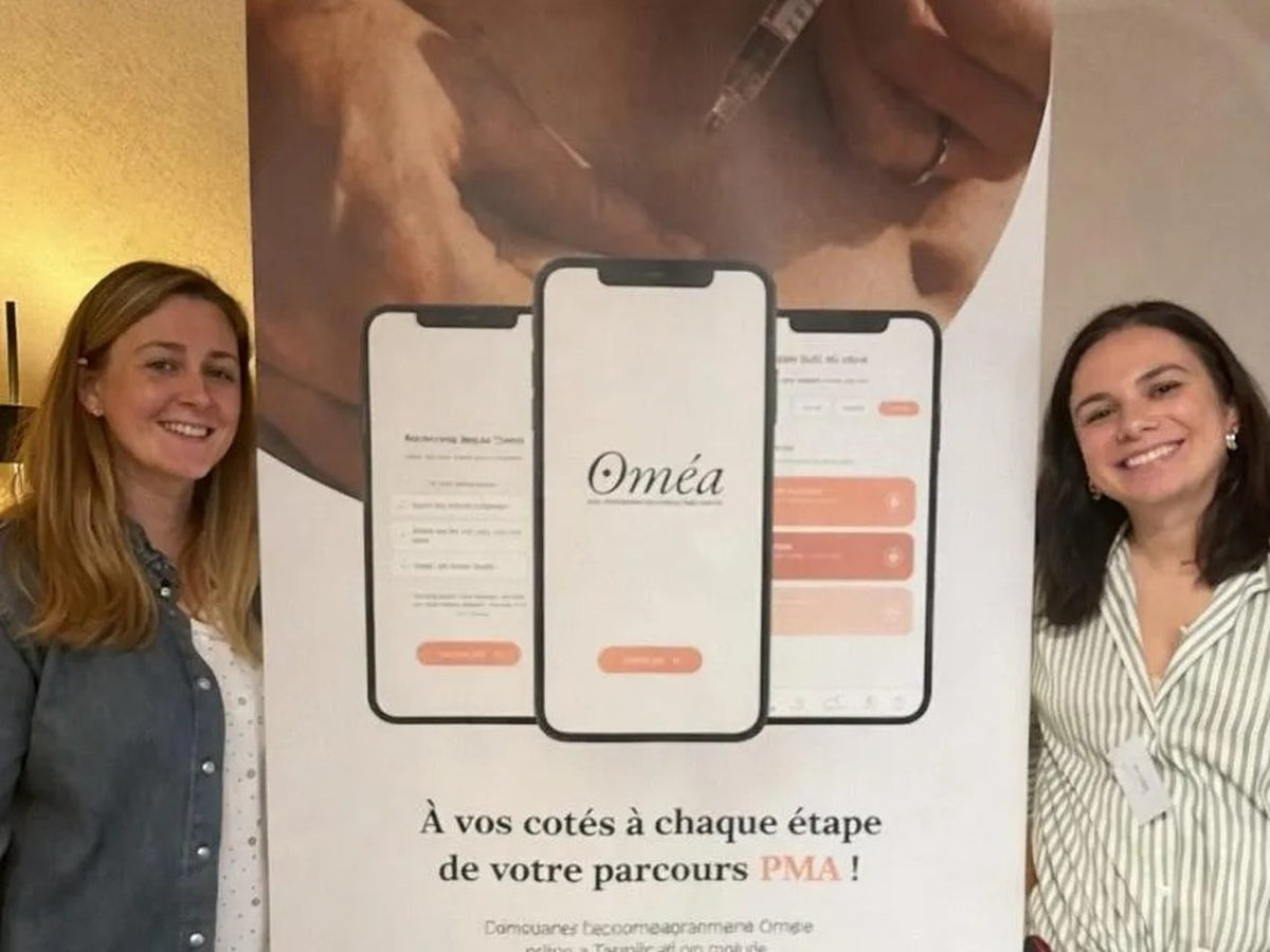 Les fondatrices d'Oméa Fertility devant leur affiche de parcours PMA
